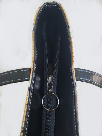Dahlia tote zip close up